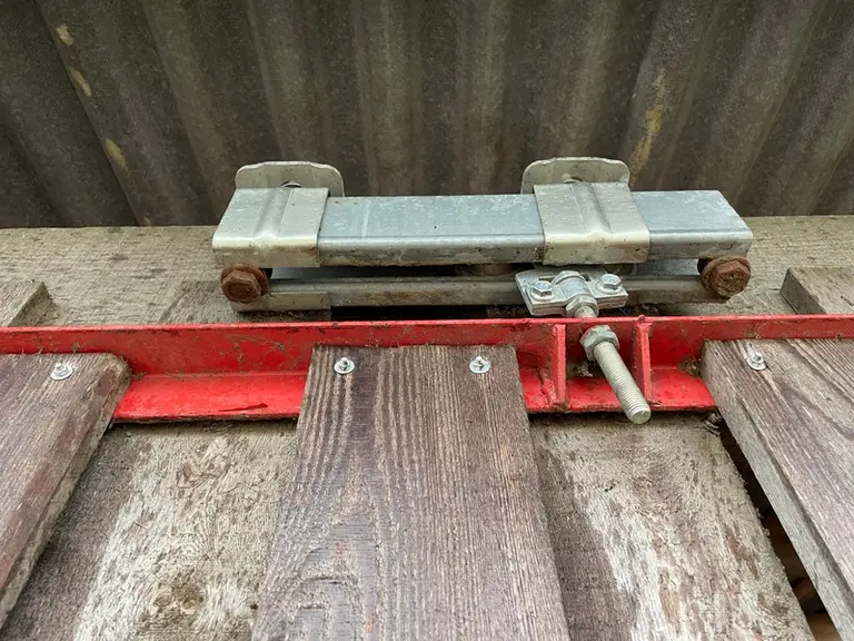 Astuce : Un bardage coulissant actionné par un cric