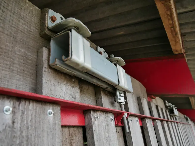 Astuce : Un bardage coulissant actionné par un cric