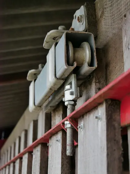 Astuce : Un bardage coulissant actionné par un cric