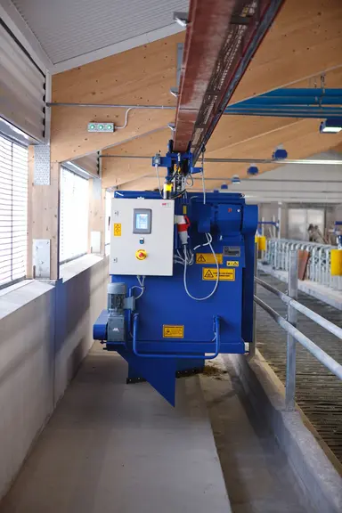 L'intégration du robot d'alimentation dès la construction du bâtiment neuf permet de réduire la largeur de la table d'alimentation et de gagner en sur
