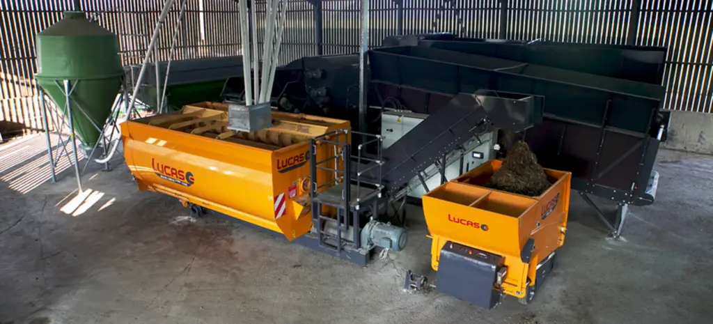 Certaines cuisines disposent d'une mélangeuse à poste fixe préparant la ration avant sa distribution par le wagon autonome.