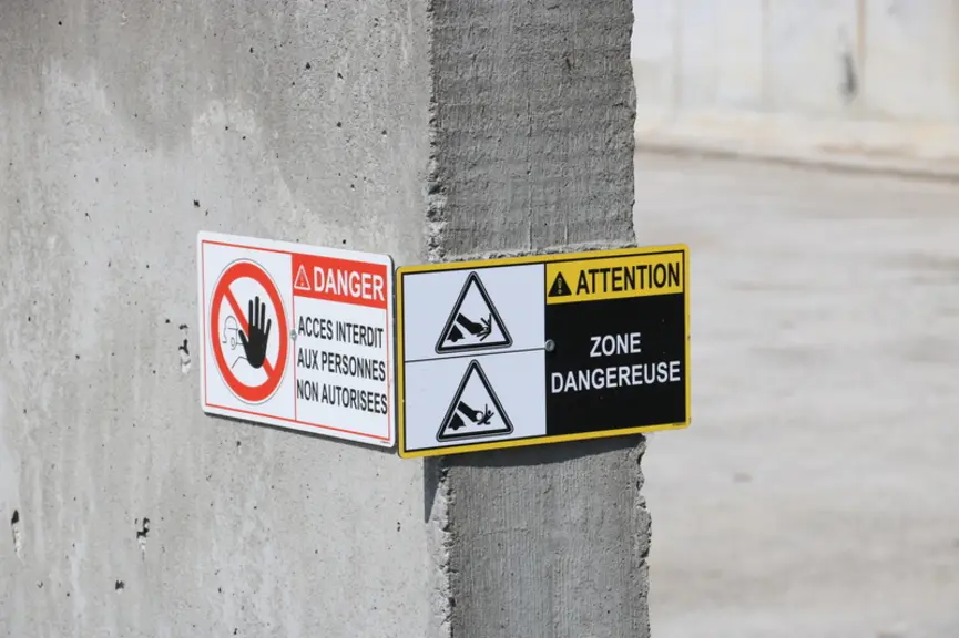Dans le cas de l'automate Aura de Kuhn qui désile, des panneaux de sécurité sont apposés à chaque entrée de silo.