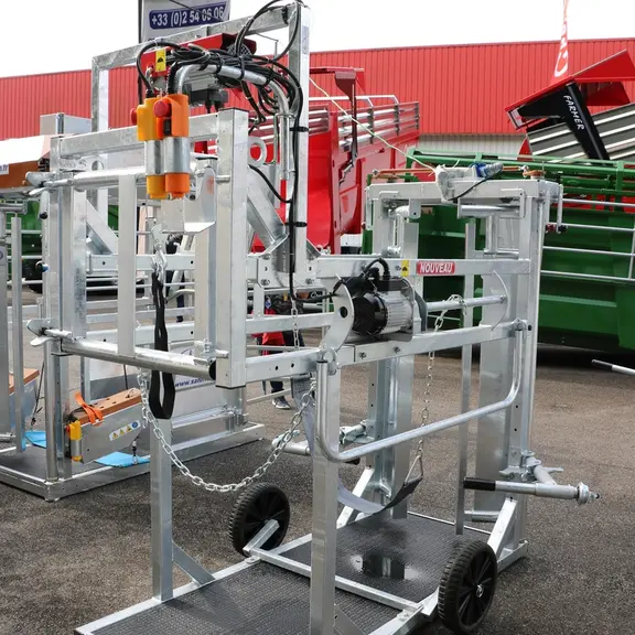 Pour limiter l'investissement, une cage manuelle peut être partiellement motorisée, comme ici avec des moteurs électriques pour la sangle ventrale et
