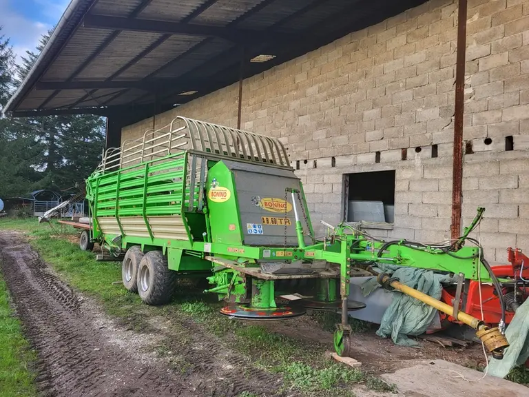 Autochargeuse verte affouragement en vert