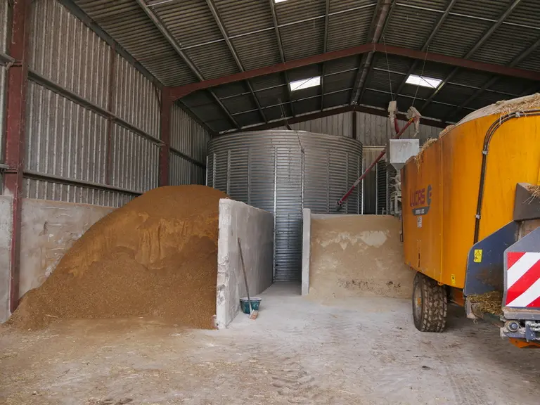hangar stockage concentrés alimentation vaches laitières