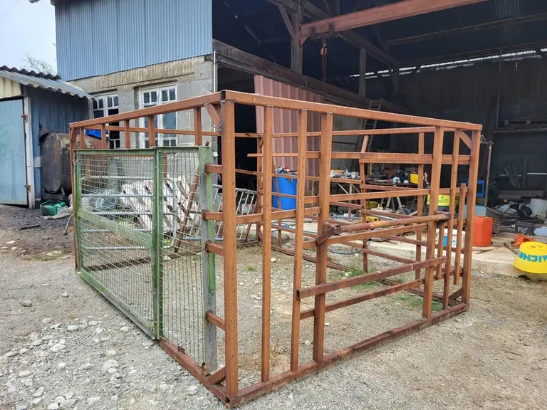 Seul sur sa ferme, Jean-Michel Pichon a conçu plusieurs astuces pour se faciliter le quotidien à bas coûts. Ici, un parc mobile pour déplacer les géni