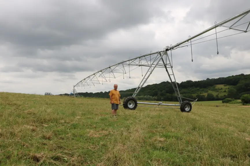 Eleveur laitier posant dans un pivot d’irrigation