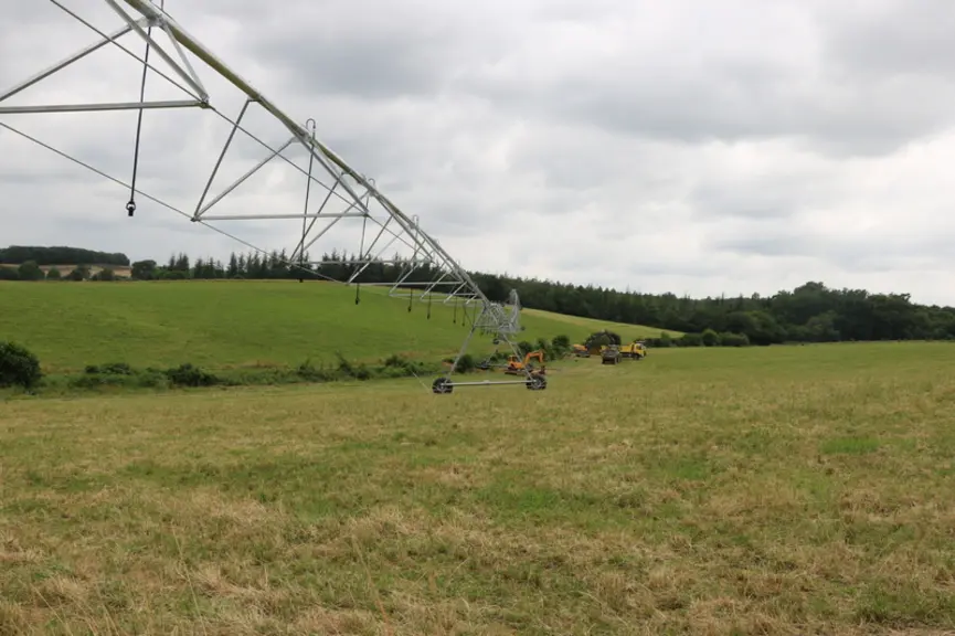 travaux en cours sur un pivot d'irrigation