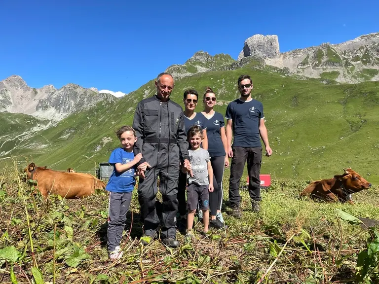 les associés du Gaec de la Pierra Menta entourés de leur famille en alpage