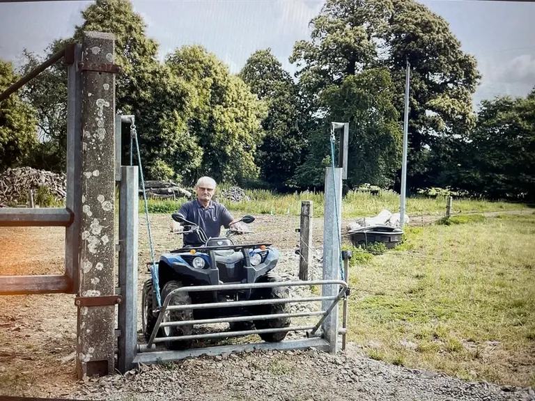 Astuce en élevage laitier : Une barrière basculante pour quad