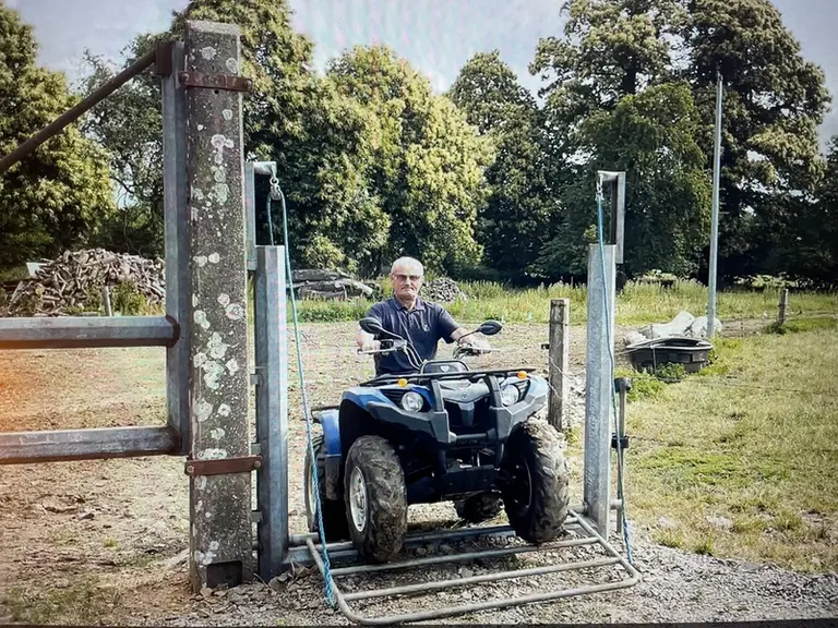 quad passant sur barrière basculante