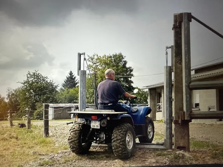quad passant sur la barrière