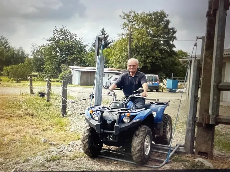quad passant sur la barrière