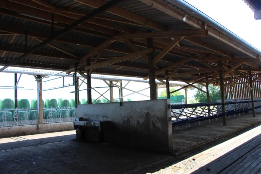 Les modules abritant les logettes mesurent 4,5 m de haut au faîtage. Le module couvrant la table d’alimentation est plus haut (5,13 m au faîtage) pour permettre le ...