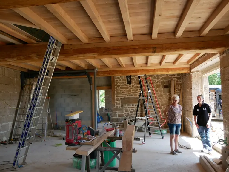 Une dizaine de chênes centenaires, deux châtaigniers… ont été utilisés pour construire leur future maison avec ses dépendances. Avec à la clé une économie de ...