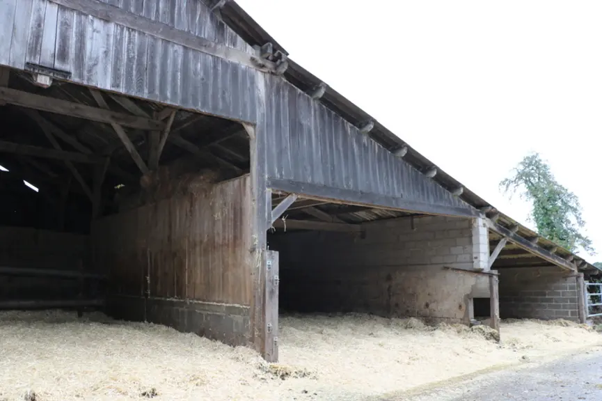 bâtiment spécial vaches taries divisé en trois parties, avec aire paillée