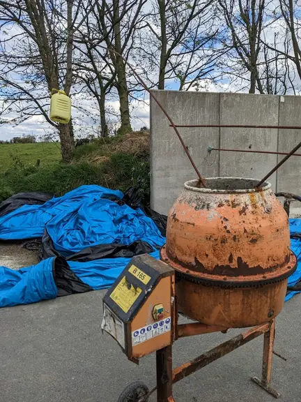 Bétonnière bricolée comme effaroucheur contre les étourneaux pour protéger le silo de maïs.