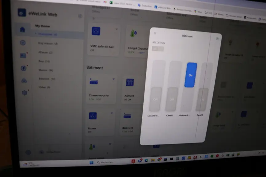 Une interface gère l’ensemble des objets connectés, dont les ampoules du bâtiment et de l'éclairage extérieur qui peuvent être allumées à distance, de