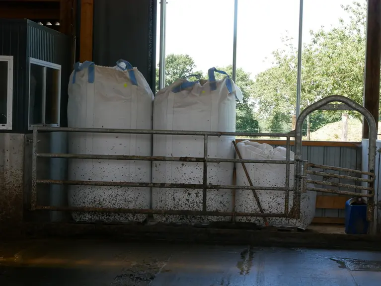 Big bag stockage de farine de paille pour logettes de vaches laitières.