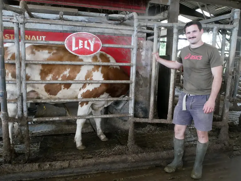 <em class="placeholder">Romain Lelou devant son robot de traite.</em>