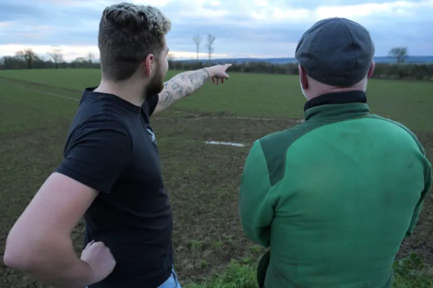 jeune agriculteur et retraité départ à la retraite transmission