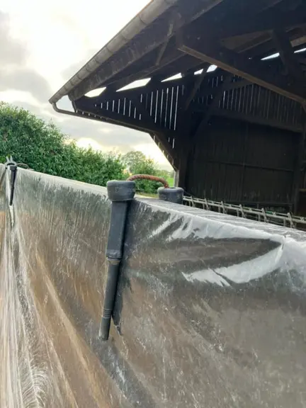 <em class="placeholder">fer à béton dans manchon de traite sur un mur de silo</em>