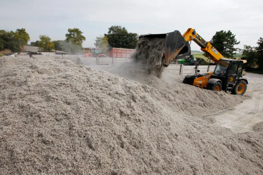 Remplissage de silo a plat avec de la pulpe de betterave