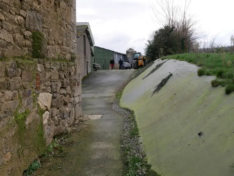 la cour de la ferme sous laquelle passe le cable électrique