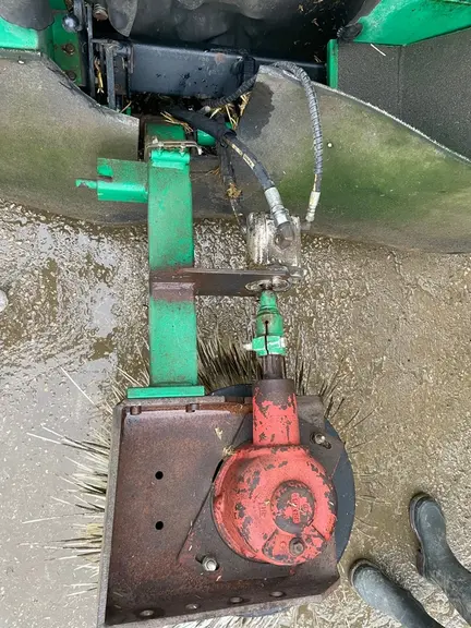 <em class="placeholder">tondeuse de golf bricolée pour nettoyer les logettes des vaches laitières</em>