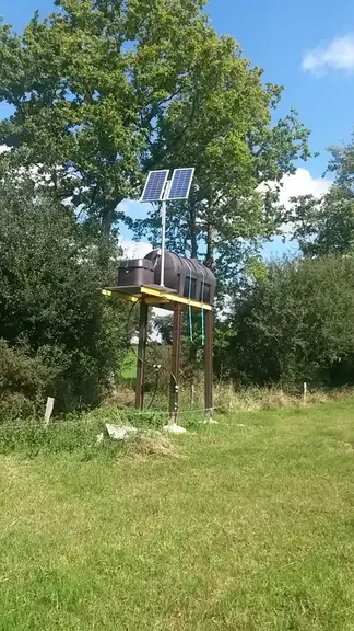 <em class="placeholder">citerne d'eau avec pompe et panneaux solaires</em>