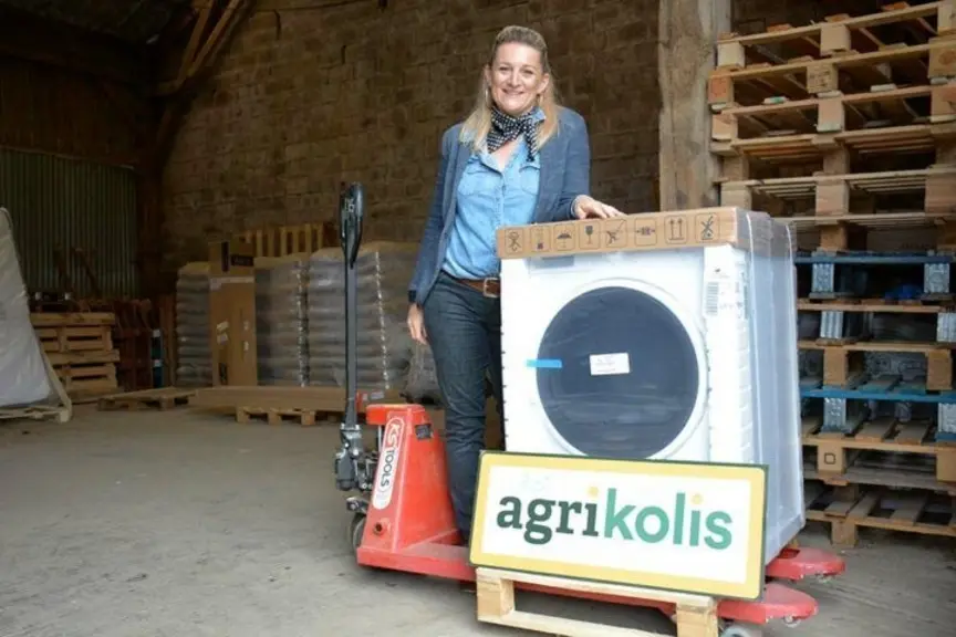 Aurore Celard, éleveuse dans le Morbihan, réceptionne pour Agrikolis