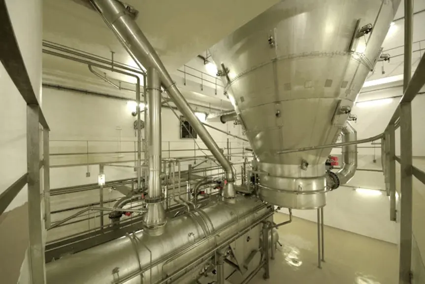 L'intérieur d'une tour de séchage à la coopérative Isigny sainte mère, pour la fabrication de poudre de lait infanti