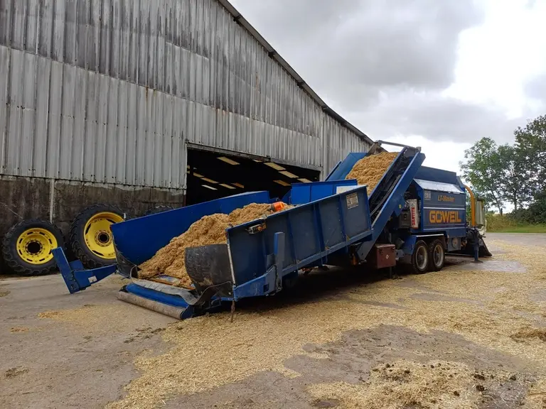 <em class="placeholder">chantier d'enrubannage de la ration des vaches taries</em>