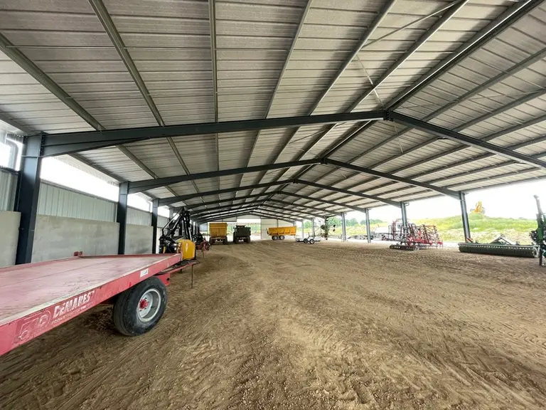 <em class="placeholder">bâtiment de stockage en construction</em>