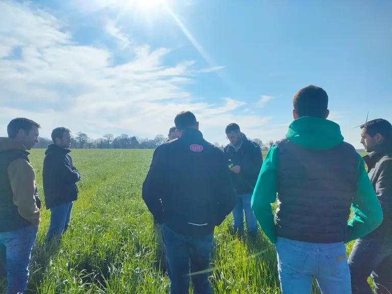 <em class="placeholder">groupe d'éleveurs dans une prairie</em>