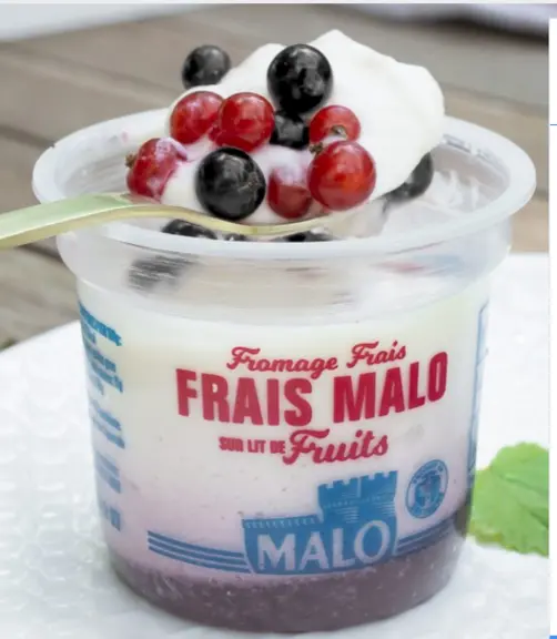 Fromage frais sur lit de fruits à marque Malo