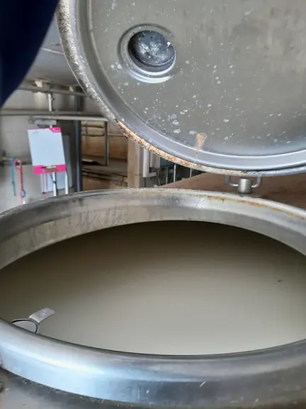 Veiller au nettoyage du couvercle du tank et du joint, qui reçoivent des éclaboussures de lait : en fin de cycle de nettoyage,