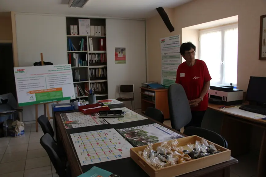 <em class="placeholder">bureau d'un élevage laitier</em>
