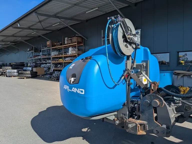 <em class="placeholder">Une cuve frontale avec pompe haute pression, enrouleur et lance</em>