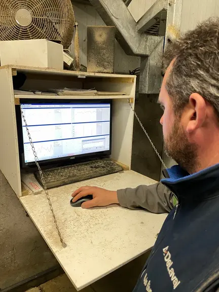 <em class="placeholder">éleveur devant l'ordinateur du robot de traite</em>