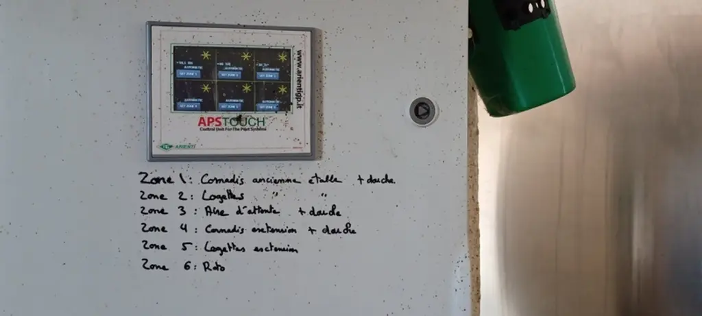 <em class="placeholder">Boîtier de pilotage du système de douchage en bâtiment laitier</em>