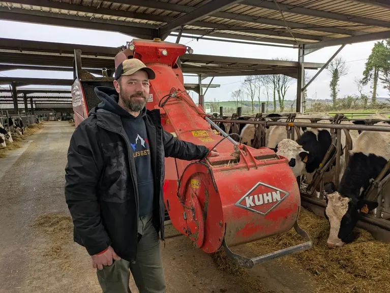 <em class="placeholder">Gaëtan Palaric, éleveur dans les Côtes-d'Armor devant son robot d'alimentation Aura</em>