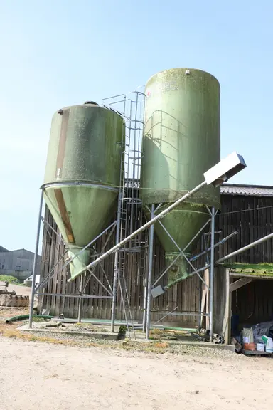 <em class="placeholder">Deux silos-tours pour stocker les concentrés des vaches laitières </em>