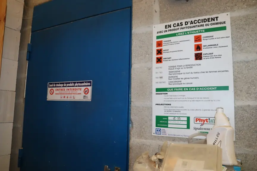 Un local phytosanitaire dans une ferme