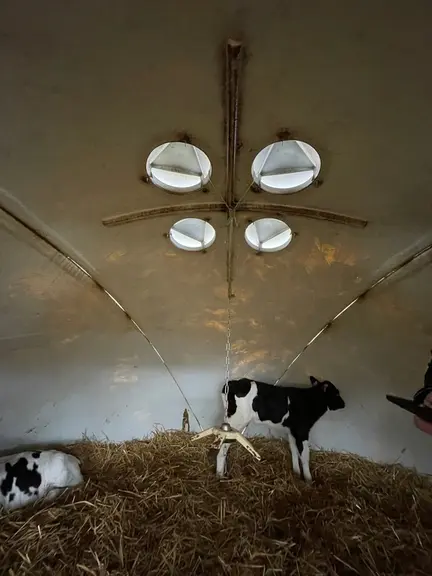 <em class="placeholder">Les trappes situées en ouverture haute assurent une bonne ventilation, comme en témoigne la mesure du taux de CO2 (350 ppm). Cet hiver, quand la température extérieure ...</em>