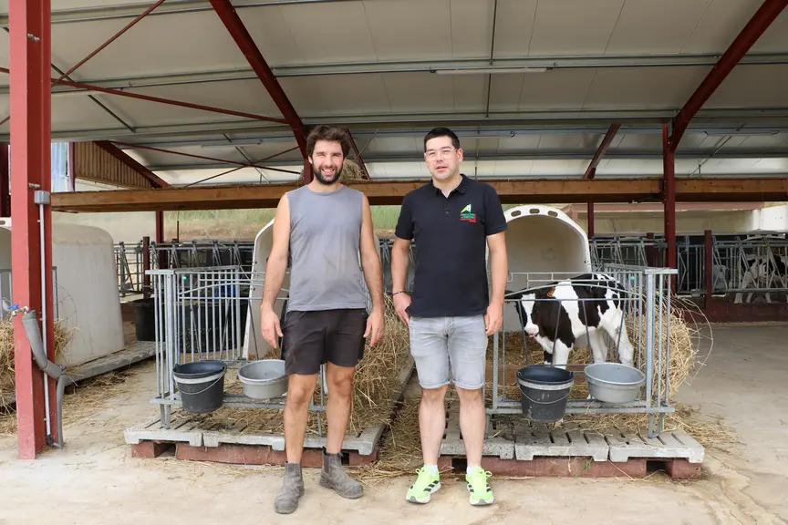 Bertrand Jacquemart, éleveur de vaches laitières, et Maxime Tamine, conseiller bâtiment à la chambre d’agriculture des Ardennes