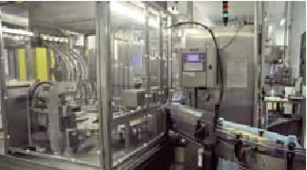 Cette ligne de fabrication des yaourts étuvés en pots
individuels, reprise sur l’ancien site, est entièrement
automatisée. Elle est dédiée aux produ
