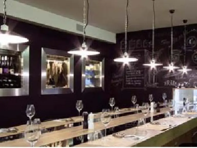 Durable, le restaurant « Au Deux
vaches » est installé au rez-dechaussée
du siège social de Danone, ainsi qu'au sous-sol.