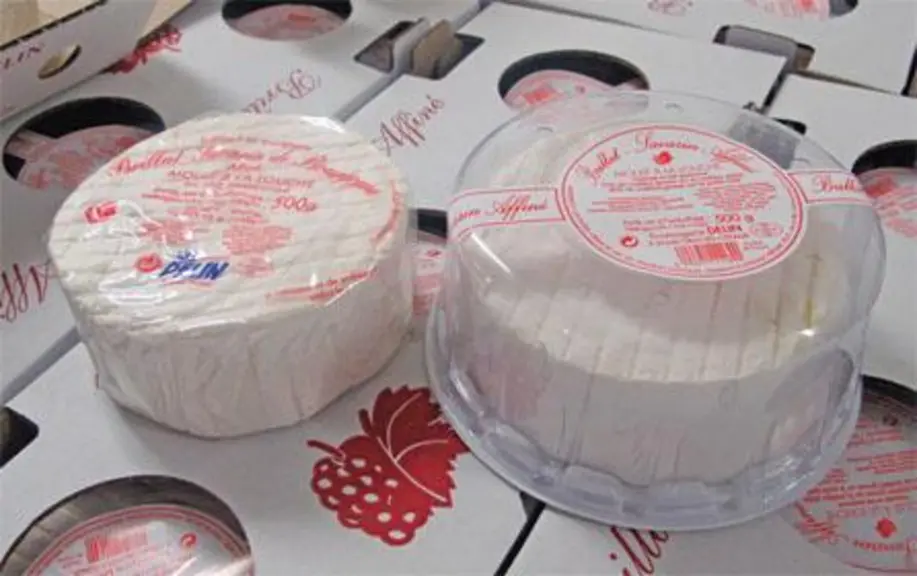 La Fromagerie Delin produit du Brillat Savarin affiné en 200 g et 500 g qu’elle conditionne sous film microperforé ou sous cloche perforée (40 % de MG