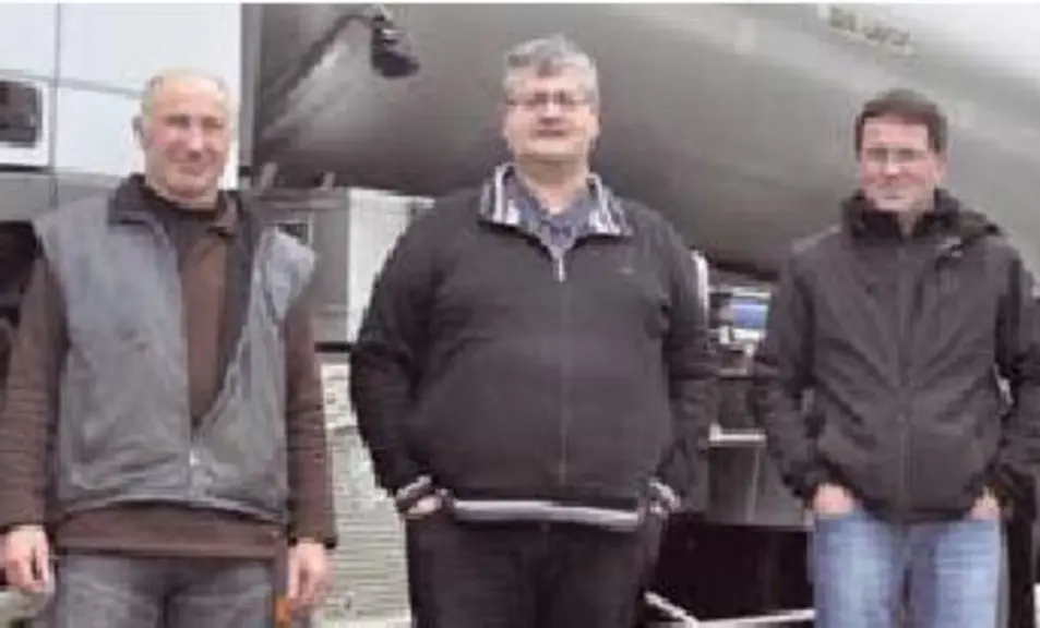 Paul Faure (à gauche), président de Vercors Lait, Philippe
Guillioud (au centre), directeur, et Michel Gaillard, l'un des
chauffeurs du camion de co